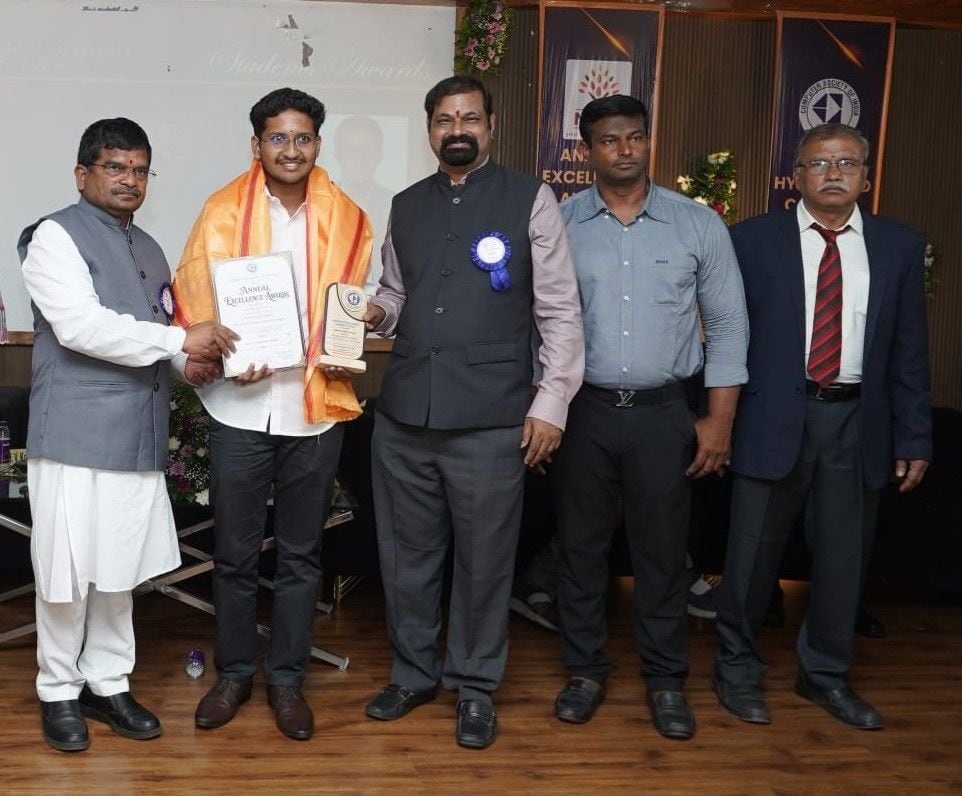 Dhadi Sai Praneeth Reddy receiving the CSI Hyderabad Chapter Best Startup Award 2025–26 for Atlas AI Labs